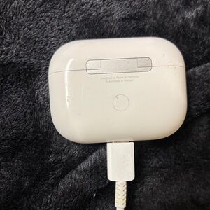Apple AirPods Pro Charging Case in White